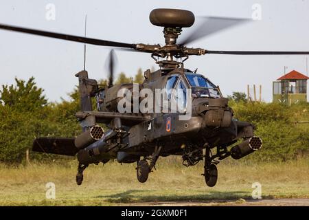 Kaposujlak, Ungarn - 5. Juni 2021: US Army Boeing AH-64 Apache Militärhubschrauber auf dem Luftstützpunkt. Luftfahrt und Rotorcraft. Transport und Luftbrücke. Fliegen Sie ein Stockfoto