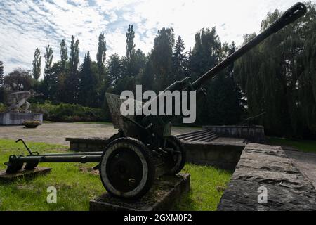 Bielsko-Biala, Polen - 28. September 2021. Friedhof und Gedenkstätte des sowjetischen Krieges in Bielsko-Biala. Neben 11,000 Gräbern der Soldaten der Roten Armee und der Offiziers Stockfoto