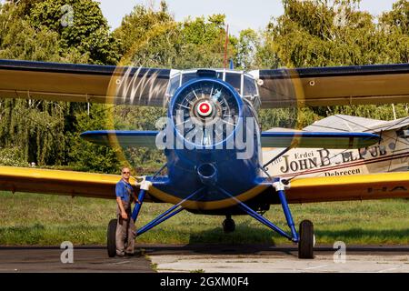 Kaposujlak, Ungarn - 5. Juni 2021: Verkehrsflugzeug am Flughafen und Flugplatz. Kleine und Sportflugzeuge. Allgemeine Luftfahrtindustrie. VIP-Transport. Civi Stockfoto