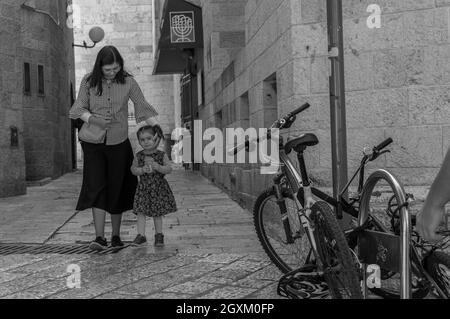 Jüdische Kinder auf der Straße der Altstadt von Jerusalem. Jerusalem während des Schabbat Stockfoto