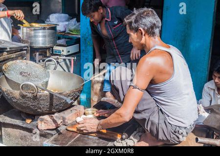 DELHI, INDIEN - 22. OKTOBER 2016: Street Cook im Zentrum von Delhi, Indien Stockfoto