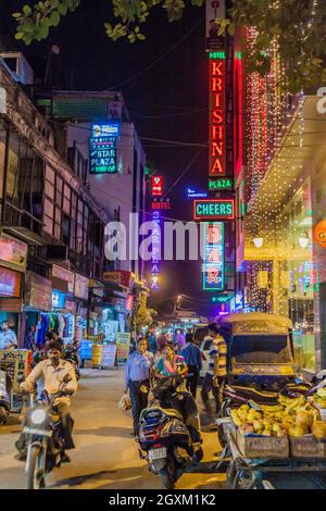 DELHI, INDIEN - 22. OKTOBER 2016: Blick auf die Main Bazaar Road im Stadtteil Paharganj von Delhi, Indien. Stockfoto