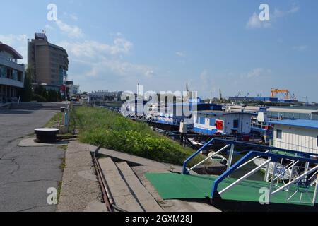 Der Touristenhafen in der Stadt Tulcea, am Ufer der Donau gelegen. Hier beginnen die Reisen ins Donaudelta Stockfoto