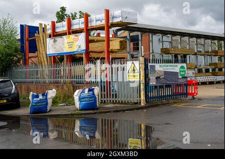 Slough, Großbritannien. Oktober 2021. Die Gibbs und Dandy Bauherren Händler in Slough sieht gut bestückt . Quelle: Maureen McLean/Alamy Stockfoto