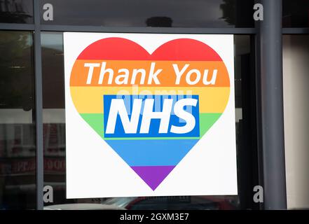 Slough, Großbritannien. Oktober 2021. Ein Dankeschön NHS Herz bleibt in einem Autosalon Fenster . Quelle: Maureen McLean/Alamy Stockfoto