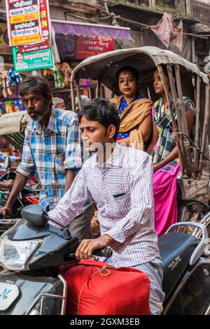 VARANASI, INDIEN - 25. OKTOBER 2016 Straßenverkehr in Varanasi Indien Stockfoto