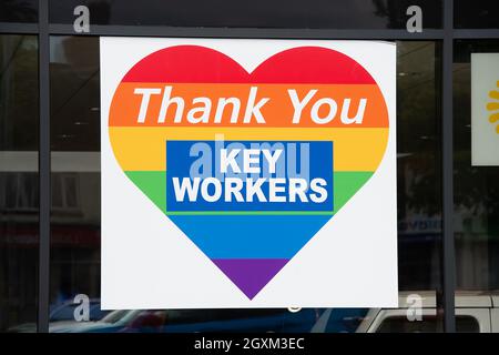 Slough, Großbritannien. Oktober 2021. Ein Dankeschön an die Schlüsselarbeiter bleibt auf einem Autoaufführungs-Fenster. Quelle: Maureen McLean/Alamy Stockfoto