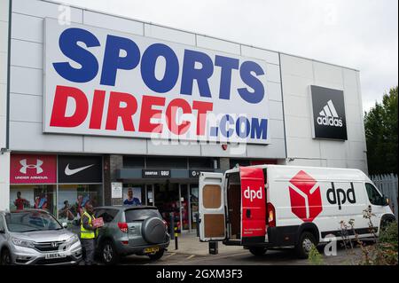 Slough, Großbritannien. Oktober 2021. Ein DPD Zustellfahrer nimmt eine Lieferung an Sports Direct in Slough vor. Quelle: Maureen McLean/Alamy Stockfoto