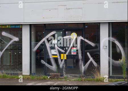 Slough, Großbritannien. Oktober 2021. Ein anderes Geschäft schließt. Der ehemalige Mietladen in Slough ist jetzt leer und zu vermieten. Quelle: Maureen McLean/Alamy Stockfoto