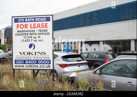 Slough, Großbritannien. Oktober 2021. Ein anderes Geschäft schließt. Der ehemalige Mietladen in Slough ist jetzt leer und zu vermieten. Quelle: Maureen McLean/Alamy Stockfoto