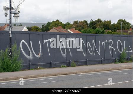 Slough, Großbritannien. Oktober 2021. Out of Control Grafitti auf einer ehemaligen Geschäftsstelle auf der A4 in Slough. Quelle: Maureen McLean/Alamy Stockfoto