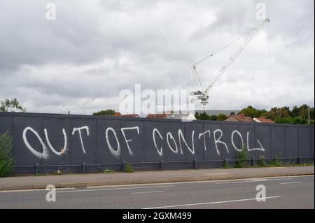 Slough, Großbritannien. Oktober 2021. Out of Control Grafitti auf einer ehemaligen Geschäftsstelle auf der A4 in Slough. Quelle: Maureen McLean/Alamy Stockfoto