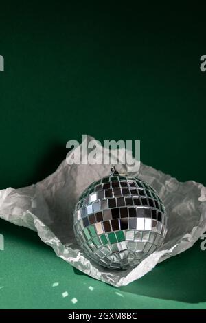 Disco Ball vor smaragdgrünem Hintergrund Stockfoto
