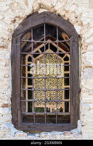 Metallbar mit Fenster in der Klosterkirche Stockfoto