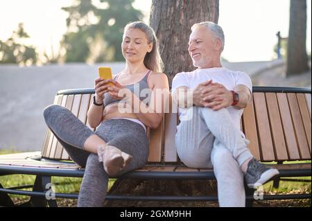 Ein reifes sportliches Paar, das sich nach dem Training ausruhte Stockfoto