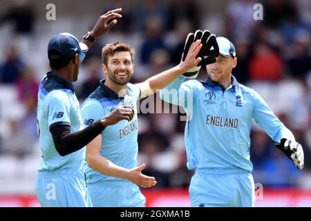 Der englische Mark Wood feiert die Einnahme des Wickels von Sri Lankas Isuru Udana mit dem englischen Jofra Archer (links) und dem englischen Jos Buttler (rechts) Stockfoto