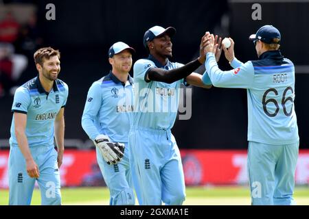 Der englische Mark Wood feiert mit Jofra Archer aus England, Jos Buttler aus England und Joe Root (rechts) das Dickicht von Sri Lankas Isuru Udana Stockfoto