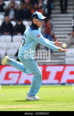 Englands Kapitän Eoin Morgan vermisst einen Fang von Dhananjaya de Silva aus Sri Lanka Stockfoto