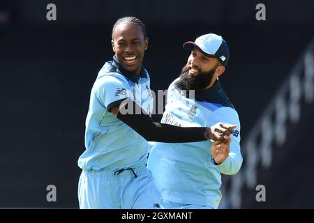 Der englische Jofra Archer feiert mit dem englischen Moeen Ali das Dickicht von Dimuth Karunaratne aus Sri Lanka Stockfoto