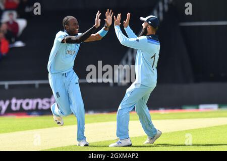 Der englische Jofra Archer feiert mit dem englischen Moeen Ali das Dickicht von Dimuth Karunaratne aus Sri Lanka Stockfoto