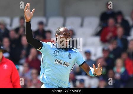 Der englische Jofra Archer feiert die Einnahme des Wickels von Dimuth Karunaratne aus Sri Lanka Stockfoto