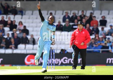 Der englische Jofra Archer feiert die Einnahme des Wickels von Dimuth Karunaratne aus Sri Lanka Stockfoto