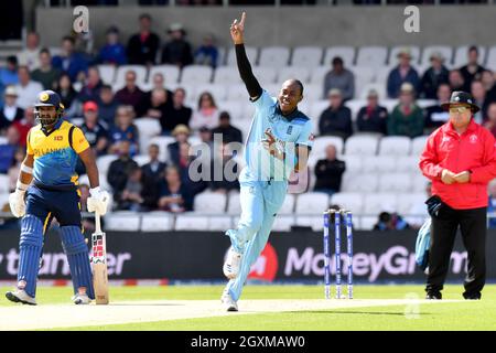 Der englische Jofra Archer feiert die Einnahme des Wickels von Dimuth Karunaratne aus Sri Lanka Stockfoto