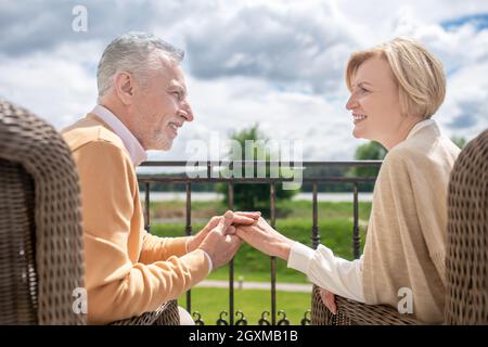 Romantischer Mann und seine Frau genießen sich gegenseitig Gesellschaft im Freien Stockfoto