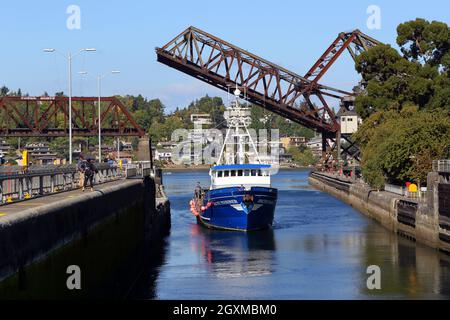 Ein kommerzielles Fischereischiff fährt in Ballard (Hiram M. Chittenden) Schleusen, Seattle ... [Siehe zusätzliche Informationen für die vollständige Beschriftung] Stockfoto