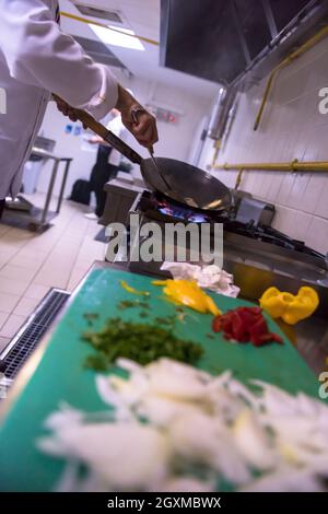 Chefkoch Kochen, Braten im Wok Pfanne. Verkauf und Essen Konzept Stockfoto