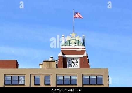 Starbucks Center, 2401 Utah Ave S, Seattle, WA. Starbucks-Logo auf der Oberseite des Gebäudes, in dem sich der Hauptsitz des Kaffeeriesen in Sodo befindet Stockfoto