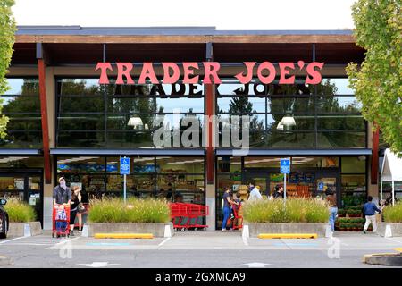 Trader Joes, 4121 NE Halsey St, Portland, Oregon. Außenfassade einer Lebensmittelkette im Viertel Hollywood Stockfoto