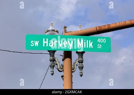 Straßenbeschilderung zur SW Harvey Milk St in der Innenstadt von Portland, Oregon. Gegen einen bewölkten Himmel gelegen. Stockfoto