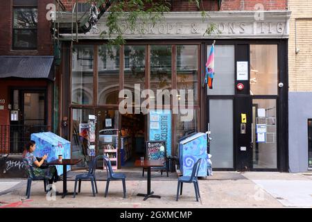 Bluestockings Cooperative, 116 Suffolk St, New York, NYC Schaufenster eines feministischen Buchladens im Besitz eines Arbeiters und eines Gemeinschaftsraums in der Lower East Side Stockfoto