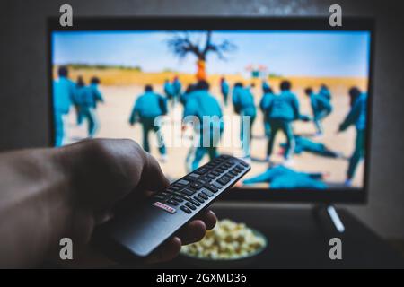 Beobachten von Squid-Spielshow im Fernsehen. Squid Spiel ist eine südkoreanische Überlebensdrama TV-Serie Streaming auf Netflix Stockfoto