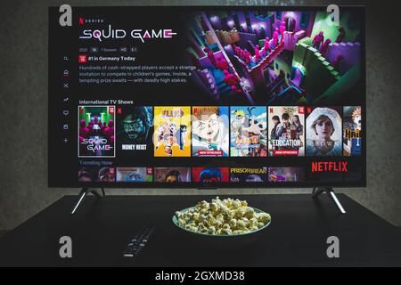 Beobachten von Squid-Spielshow im Fernsehen. Squid Spiel ist eine südkoreanische Überlebensdrama TV-Serie Streaming auf Netflix Stockfoto