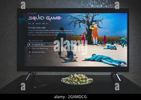 Beobachten von Squid-Spielshow im Fernsehen. Squid Spiel ist eine südkoreanische Überlebensdrama TV-Serie Streaming auf Netflix Stockfoto