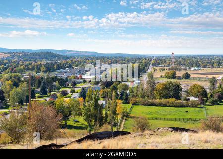 Blick auf die Sprague Avenue zur Innenstadt von Spokane über die Städte Greenacres, Spokane Valley und Veradale von einem Hügel in Liberty Lake, Washington, USA Stockfoto