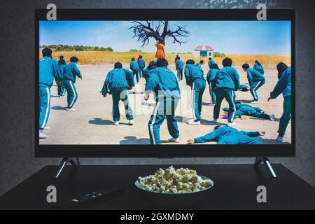 Beobachten von Squid-Spielshow im Fernsehen. Squid Spiel ist eine südkoreanische Überlebensdrama TV-Serie Streaming auf Netflix Stockfoto