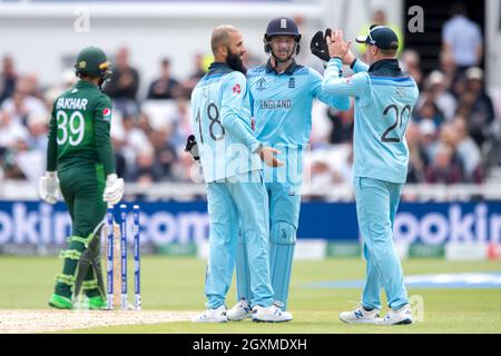 Englands Jos Buttler (Mitte) feiert das Stolpern von Pakistans Fakhar Zaman (links) beim Bowling von Englands Moeen Ali (rechts) Stockfoto