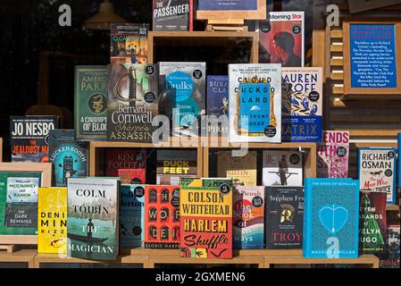 Eine Auswahl von Büchern über die Anzeige im Fenster von Waterstones Buchhandlung an der Princes Street, Edinburgh, Schottland, Großbritannien. Stockfoto