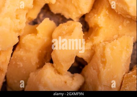 Scheiben zerdrückter Parmesankäse, Nahaufnahme mit selektivem Fokus Stockfoto