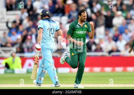 Der pakistanische Wahab Riaz feiert die Aufnahme des englischen Chris Woakes (links) Stockfoto