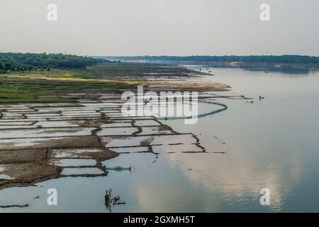 Überflutete Felder am Fluss Mahananda in Bangladesch Stockfoto