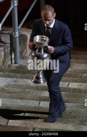 Berlin, Deutschland. Oktober 2021. UEFA-Präsident Aleksander Ceferin hält die Siegertrophäe der Fußball-Europameisterschaft 2024 (UEFA 2024) im Berliner Olympiastadion. Die 17. Fußball-Europameisterschaft wird im Sommer 2024 mit 24 teilnehmenden Nationen in München, Berlin, Hamburg, Frankfurt, Köln, Dortmund, Gelsenkirchen, Düsseldorf, Leipzig und Stuttgart. (Zu „Logo für die Euro 2024, inspiriert vom Berliner Olympiastadion“) Quelle: Maja Hitij/Getty-POOL/dpa/Alamy Live News Stockfoto