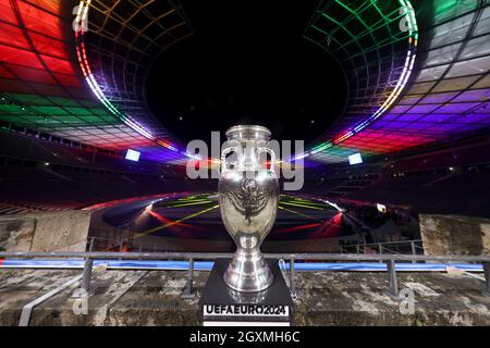 Berlin, Deutschland. Oktober 2021. Die Siegertrophäe der Fußball-Europameisterschaft 2024 (UEFA 2024) steht im Olympiastadion in Berlin. Die 17. Fußball-Europameisterschaft wird im Sommer 2024 mit 24 teilnehmenden Nationen in München, Berlin, Hamburg, Frankfurt, Köln, Dortmund, Gelsenkirchen, Düsseldorf, Leipzig und Stuttgart. (Zu „Logo für die Europameisterschaft 2024, inspiriert vom Berliner Olympiastadion“) Quelle: Alexander Hassenstein/Getty-POOL/dpa/Alamy Live News Stockfoto