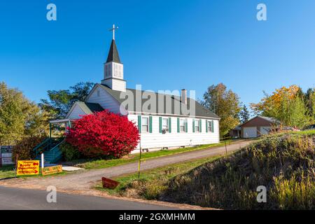 Die Gemeindekirche von Green Bluff während des Herbsterntefestes in der ländlichen Stadt Green Bluff, Washington, USA, in der Nähe von Spokane, Washington. Stockfoto