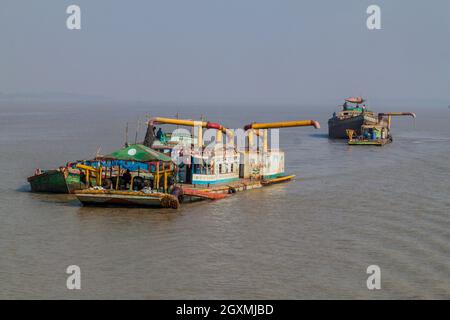 RUPSA, BANGLADESCH - 13. NOVEMBER 2016: Sandgräberbagger auf dem Rupa-Fluss, Bangladesch Stockfoto