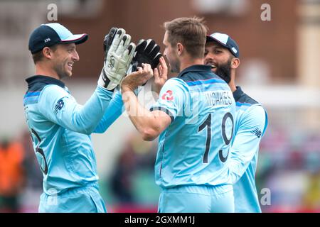 Der englische Chris Woakes feiert, dass er den Fang des pakistanischen Sarfaraz Ahmed von seiner eigenen Bowlingbahn abnimmt Stockfoto