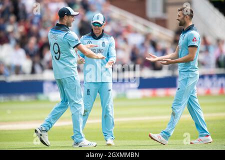 Englands Chris Woakes (links) feiert, dass er den Fang von Pakistans Mohammad Hafeez von der Bowlingbahn von Mark Wood (rechts) Stockfoto